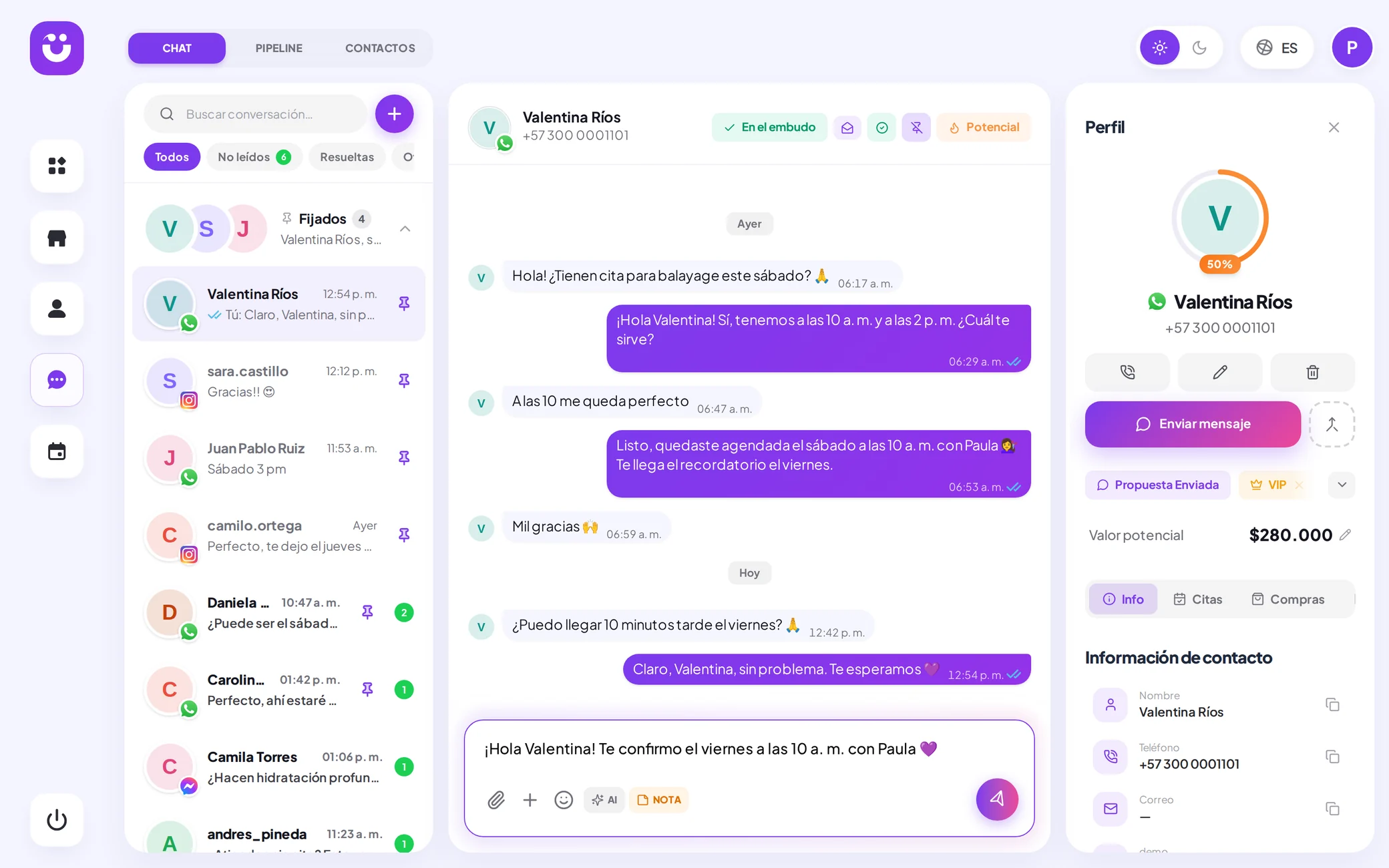 Wibbux en el computador: lista de conversaciones, chat de WhatsApp abierto y ficha de la clienta a la derecha